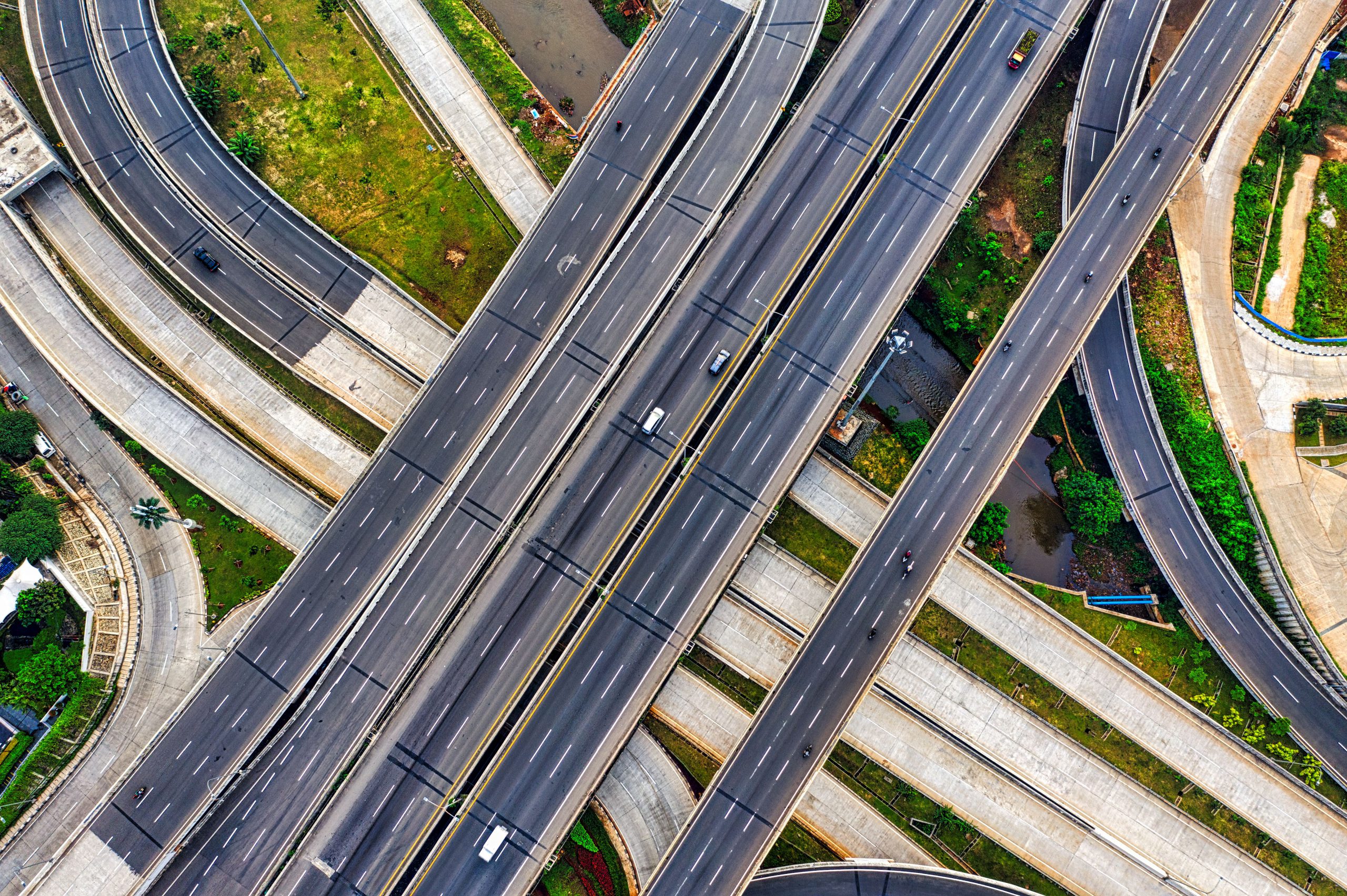 A birds-eye view of a highway with some above others.